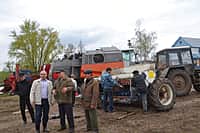 Ходом весенне-полевых работ в сельхозорганизациях с выездом на место ознакомился глава администрации Канашского района Степанов В.Н. (фото №22).