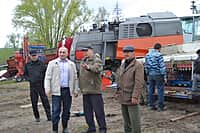 Ходом весенне-полевых работ в сельхозорганизациях с выездом на место ознакомился глава администрации Канашского района Степанов В.Н. (фото №23).