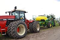 Ходом весенне-полевых работ в сельхозорганизациях с выездом на место ознакомился глава администрации Канашского района Степанов В.Н. (фото №24).