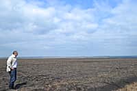 Ходом весенне-полевых работ в сельхозорганизациях с выездом на место ознакомился глава администрации Канашского района Степанов В.Н. (фото №2).