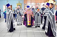 В храм святителя Николая города Канаш принесена великая святыня Крест-мощевик с частицей Ризы Господней и ковчег с частицей мощей святой Матроны Московской (фото №2).