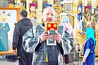 В храм святителя Николая города Канаш принесена великая святыня Крест-мощевик с частицей Ризы Господней и ковчег с частицей мощей святой Матроны Московской (фото №6).
