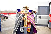 В храм святителя Николая города Канаш принесена великая святыня Крест-мощевик с частицей Ризы Господней и ковчег с частицей мощей святой Матроны Московской (фото №1).