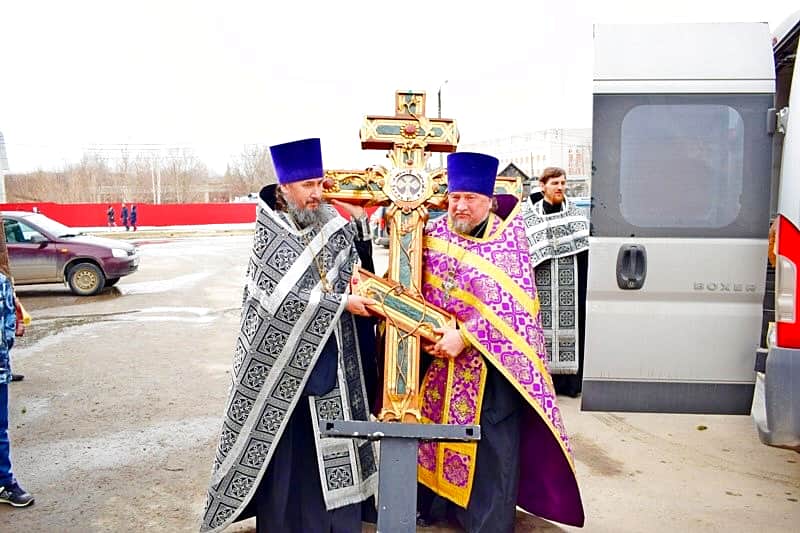 В храм святителя Николая города Канаш принесена великая святыня Крест-мощевик с частицей Ризы Господней и ковчег с частицей мощей святой Матроны Московской.