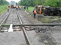 В Ибресинском районе в аварии на железнодорожном переезде погиб человек (фото №1).