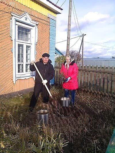 Идет осенняя пора посадки деревьев.