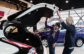 Импорт легковых автомобилей в РФ в первом полугодии снизился в 2 раза.