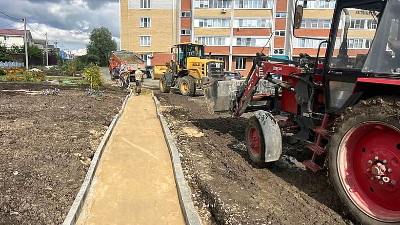 В Канаше продолжается благоустройство тротуаров.