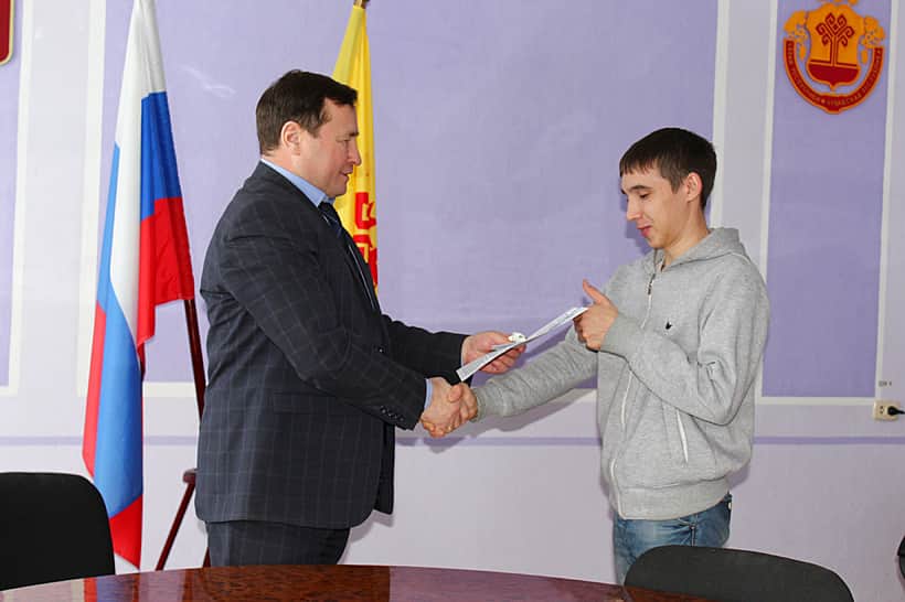 г. Канаш: Еще один гражданин из числа детей, оставшихся без попечения родителей, получил ключи от благоустроенной квартиры.