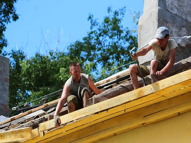 В г. Канаш начался капитальный ремонт кровли.