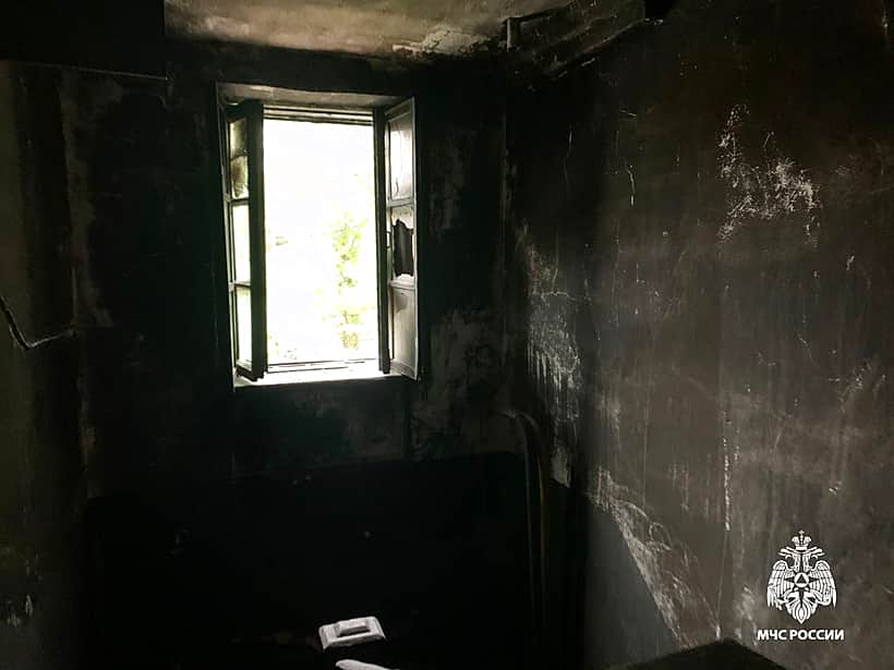 В Канаше пожар в подъезде двухэтажного дома унес жизнь 35-летнего мужчины.