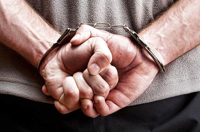 В Канаше мужчина хотел ограбить офис по выдаче микрозаймов, используя кислоту.