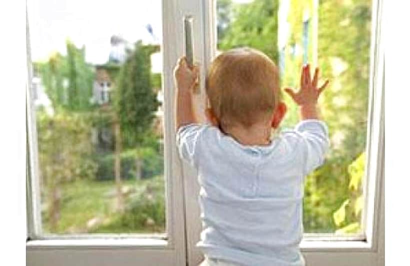 В Канаше из окна выпал 10-месячный ребенок и погиб.