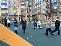 На ул. Кооперативная, д. 2 в Канаше состоялось торжественное открытие современной детской площадки (фото №11).