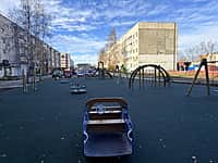 На ул. Кооперативная, д. 2 в Канаше состоялось торжественное открытие современной детской площадки (фото №1).