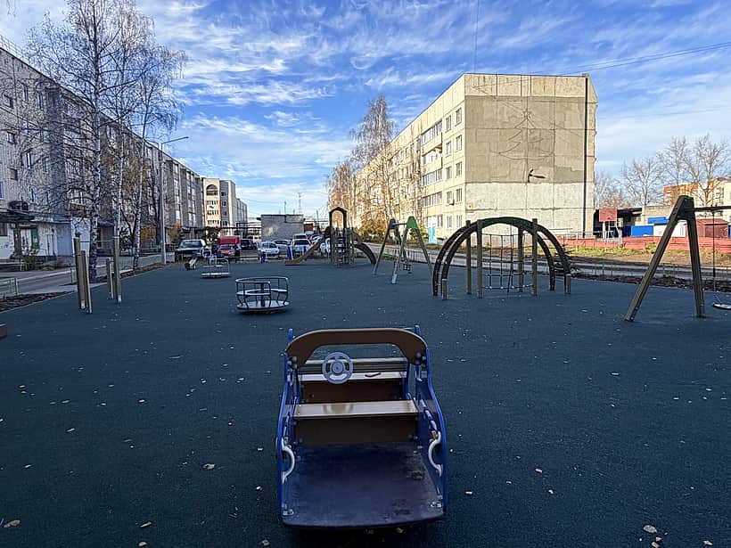 На ул. Кооперативная, д. 2 в Канаше состоялось торжественное открытие современной детской площадки.