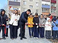 На ул. Кооперативная, д. 2 в Канаше состоялось торжественное открытие современной детской площадки (фото №3).