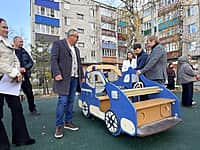На ул. Кооперативная, д. 2 в Канаше состоялось торжественное открытие современной детской площадки (фото №4).