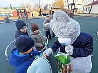 На ул. Кооперативная, д. 2 в Канаше состоялось торжественное открытие современной детской площадки (фото №5).