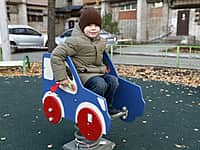 На ул. Кооперативная, д. 2 в Канаше состоялось торжественное открытие современной детской площадки (фото №6).