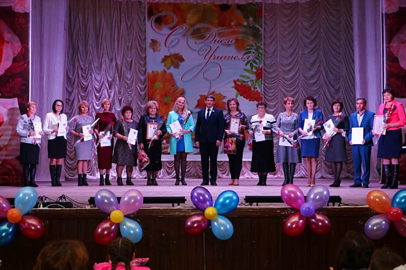 В Канаше состоялось торжественное мероприятие, посвященное Дню учителя.
