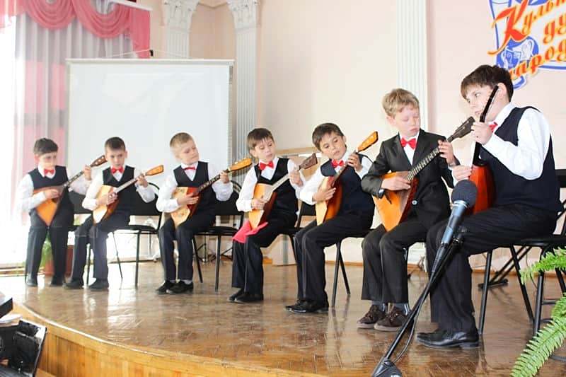 В Канаше состоялся фестиваль струнных народных инструментов детского и юношеского творчества "Зазвучали струны русские".