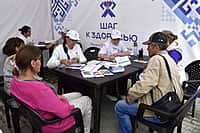 131 человек обследовали специалисты Канашской ЦРБ в выездном пункте здоровья, который развернул деятельность в деревне Малые Бикшихи. (фото №7).