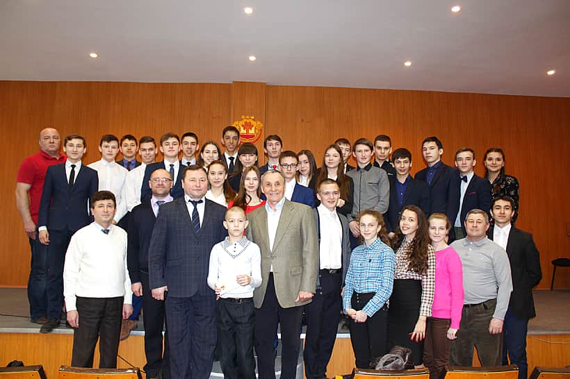 Канашские школьники получили знаки отличия «Готов к труду и обороне» из рук Олимпийского чемпиона В.П. Воронкова.