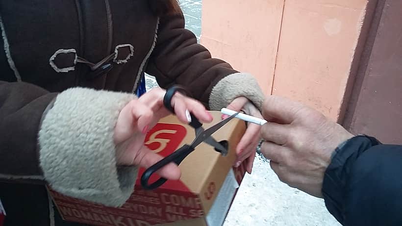 Канашские волонтеры провели акцию "Меняем сигареты на конфеты".