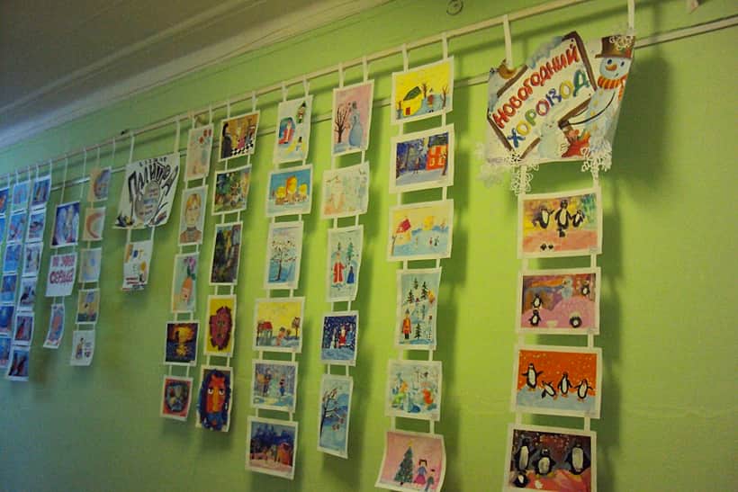 Канашский дом детского творчества приглашает на выставку детских рисунков "Новогодний хоровод".