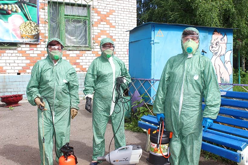 Канашский городской парк культуры и отдыха обработали от комаров и клещей.