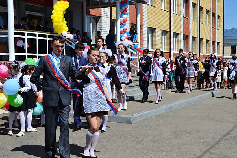 Канашский район: уезжает розовое детство под звонок последнего звонка….