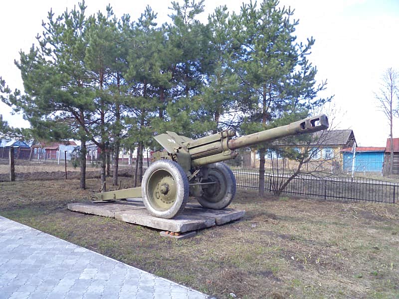 В Канашском районе в деревнях Атнашево и Калиновка установлены две гаубицы.