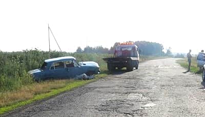 В Канашском районе легковой автомобиль опрокинулся в кювет.