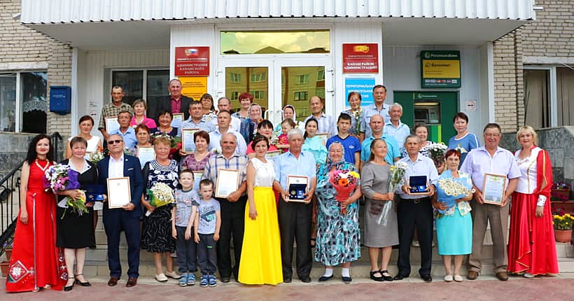 В Канашском районе поздравили семейные пары с Днем семьи, любви и верности.
