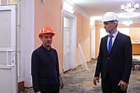 Ход капитального ремонта Дворца культуры города Канаша проинспектировал глава Канашского МО  Валерий Чернов (фото №5).