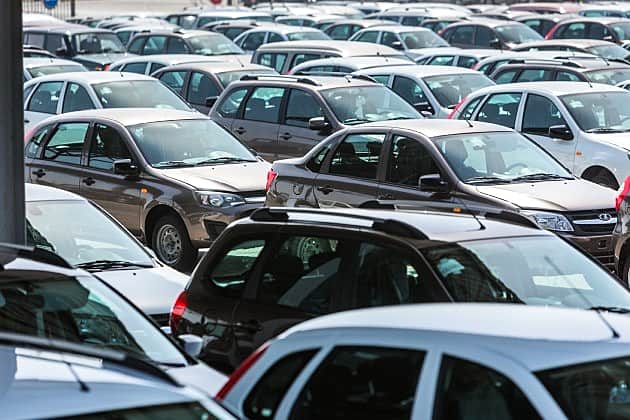 Казахстанская "Бипэк Авто" открыла первые автосалоны Lada в России.