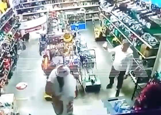 В Канаше вооружённый мужчина в костюме Деда Мороза застрелил предпринимателя Юрия Суракина.