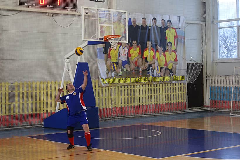 Команда администрации города Канаш готовится к турниру по волейболу в рамках XV физкультурно-спортивной Спартакиады работников органов местного самоуправления Чувашской Республики.