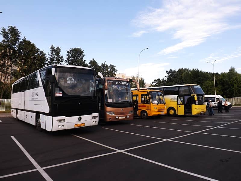 Комфортабельные автобусы помогают спортсменам командного чемпионата Европы по легкой атлетике быстро и удобно добираться до стадиона "Олимпийский".