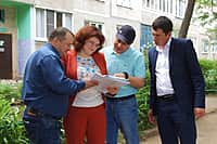 Комиссия осмотрела дворы-участники канашского городского конкурса "Лучший двор - 2016" (фото №12).