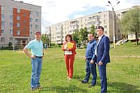 Комиссия осмотрела дворы-участники канашского городского конкурса "Лучший двор - 2016" (фото №16).