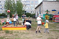 Комиссия осмотрела дворы-участники канашского городского конкурса "Лучший двор - 2016" (фото №17).