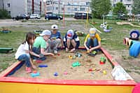 Комиссия осмотрела дворы-участники канашского городского конкурса "Лучший двор - 2016" (фото №1).