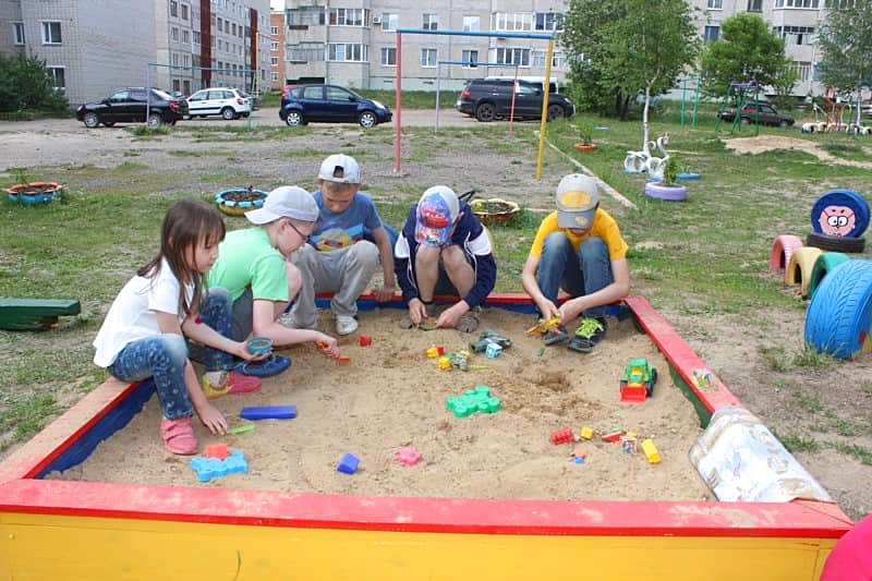 Комиссия осмотрела дворы-участники канашского городского конкурса "Лучший двор - 2016".