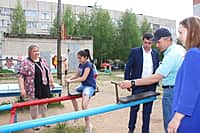 Комиссия осмотрела дворы-участники канашского городского конкурса "Лучший двор - 2016" (фото №20).