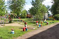 Комиссия осмотрела дворы-участники канашского городского конкурса "Лучший двор - 2016" (фото №31).