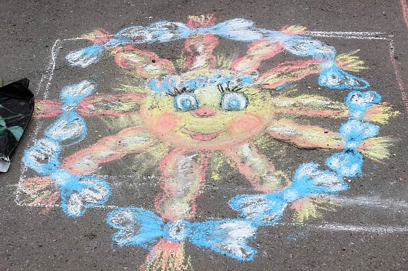 Конкурс детского рисунка на асфальте провела Детская художественная школа.