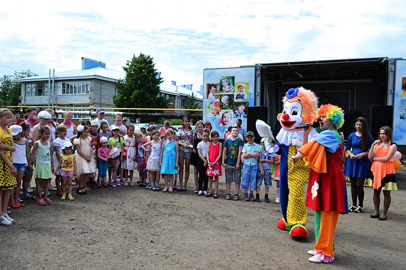 Красивые танцы, задорные песни, море мыльных пузырей, конкурсы и игры – надолго останутся в памяти участников детского праздника в с. Шихазаны Канашского района.