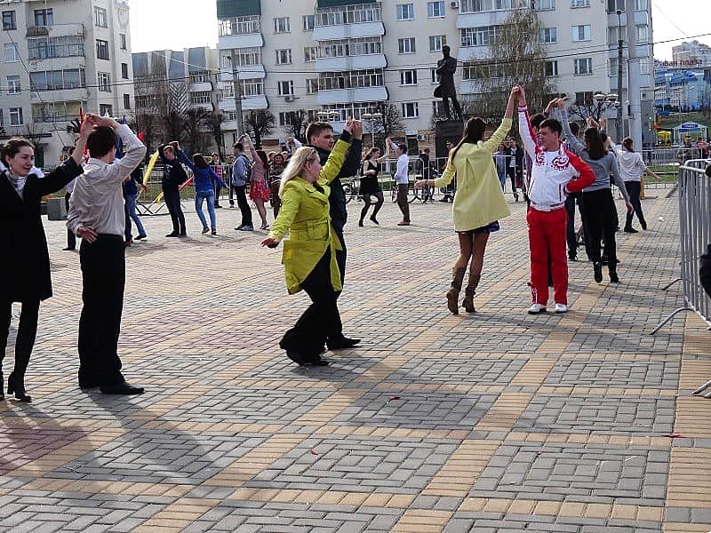 На Красной площади города Чебоксары прошла репетиция Всероссийской акции "Вальс Победы".